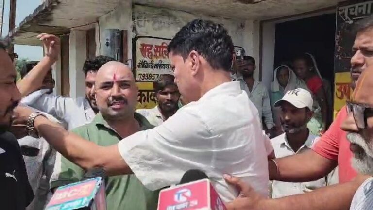 गांधी जयंती की ग्रामसभा में हंगामा, पीसीओ पर नशे में पहुंचने का आरोप रीवा की मैदानी ग्राम पंचायत में गांधी जयंती की ग्रामसभा में हंगामा हो गया। पीसीओ सुधीर तिवारी पर नशे में पहुंचने और अभद्रता के आरोप लगे। मेडिकल जांच के निर्देश दिए गए।