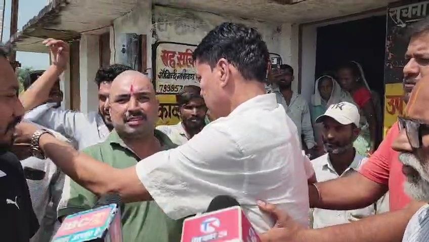 गांधी जयंती की ग्रामसभा में हंगामा, पीसीओ पर नशे में पहुंचने का आरोप रीवा की मैदानी ग्राम पंचायत में गांधी जयंती की ग्रामसभा में हंगामा हो गया। पीसीओ सुधीर तिवारी पर नशे में पहुंचने और अभद्रता के आरोप लगे। मेडिकल जांच के निर्देश दिए गए।